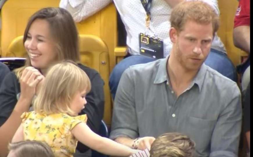 Djevojčica krišom uzimala kokice princu Harryju