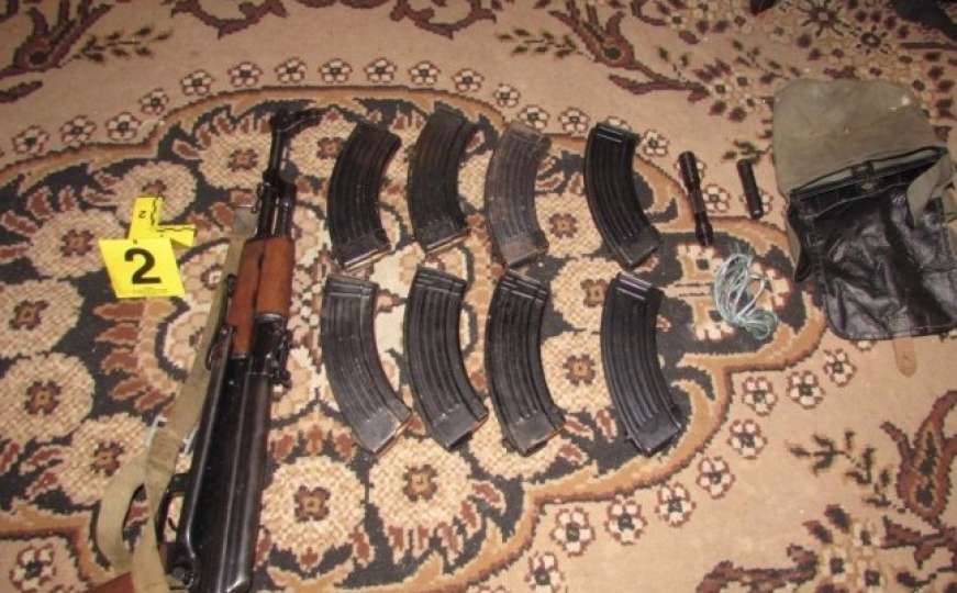 Od braće iz Doboja oduzete puške, bomba i pištolj