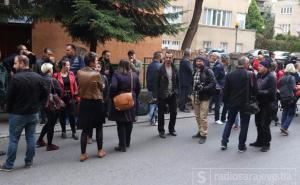 Novinari ispred zgrade FUP-a digli glas protiv prekomjerne sile policije