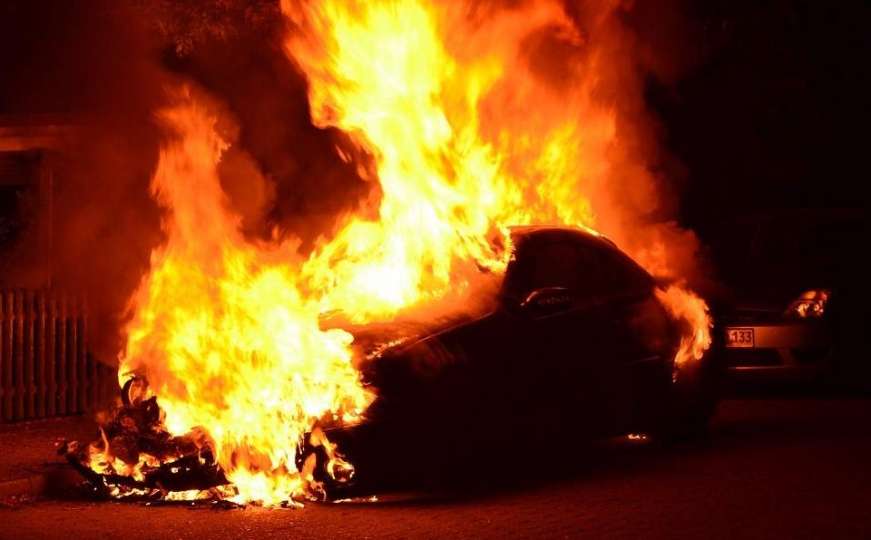 U Mostaru u jednoj noći zapaljena dva automobila