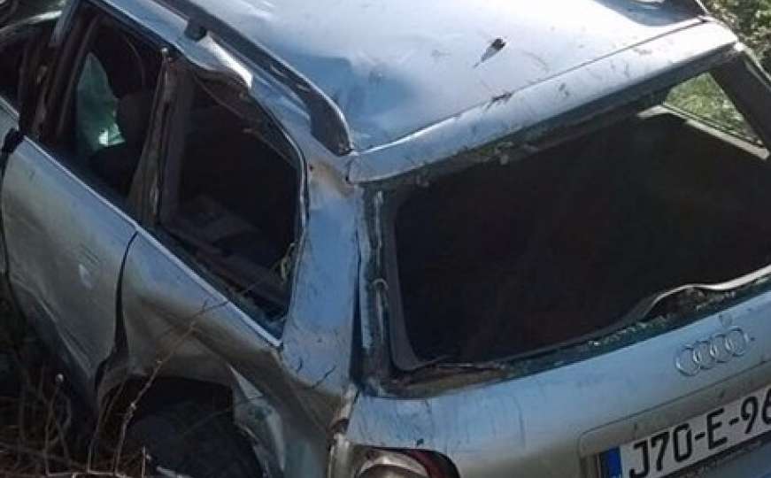 Audi sletio s ceste: Dvije osobe povrijeđene u saobraćajnoj nesreći 