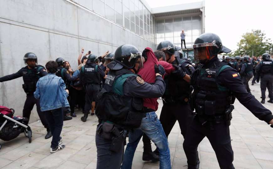 Incidenti u Kataloniji, specijalci silom spriječavaju građane da glasaju