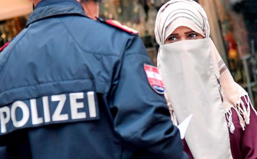 Policija na ulicama počela kažnjavati žene u burkama