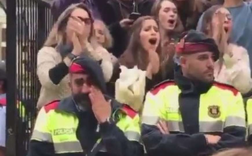 Katalonski policajci plakali dok su štitili sugrađane od brutalnog premlaćivanja