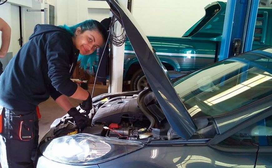 Mlada Cazinjanka ruši predrasude: Jedina automehaničarka u belgijskom gradu