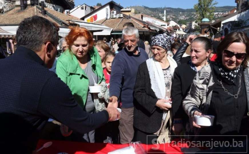 Građanima Sarajeva podijeljeno 2.000 porcija ašure