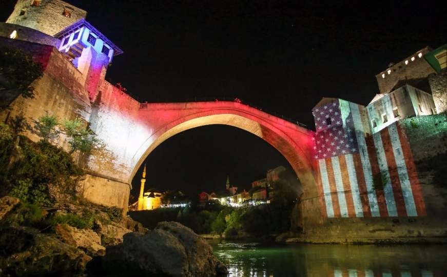Stari most u Mostaru večeras u bojama američke zastave 
