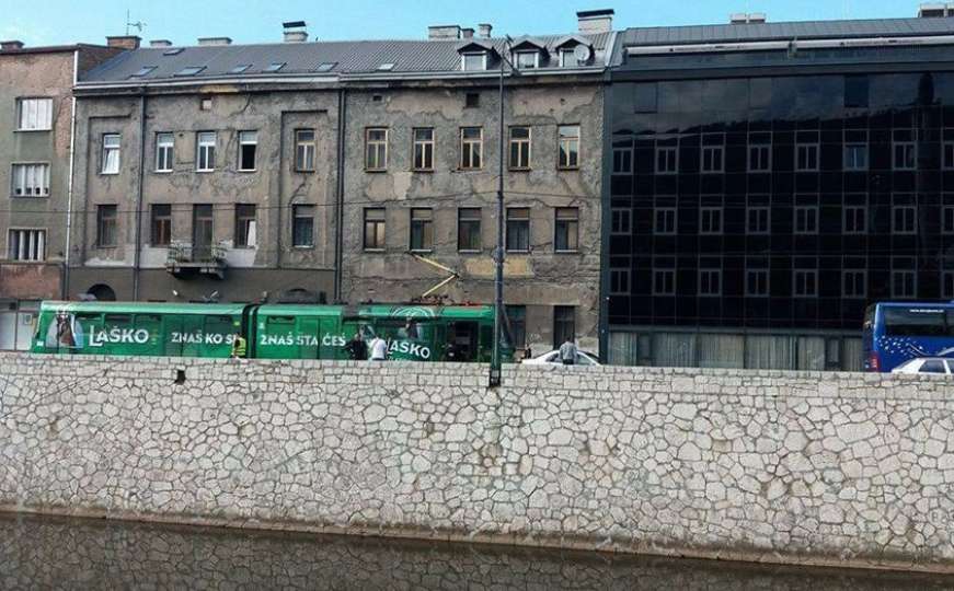 Sudar tramvaja i automobila u Starom Gradu, obustavljen tramvajski saobraćaj