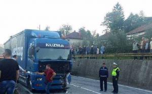 Dvije osobe povrijeđene u sudaru kamiona i automobila