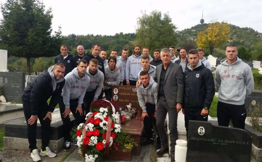 Prvotimci Sarajeva posjetili Vedranov grob, i Željo se prisjetio godišnjice