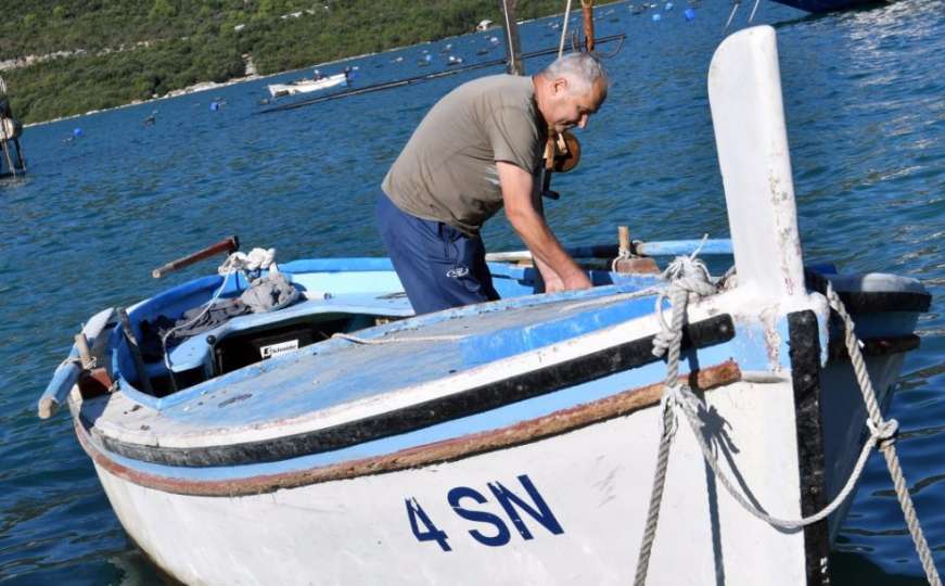 AFP: Svakodnevni prolazak kroz Neum hrvatskim ribarima otežava rad