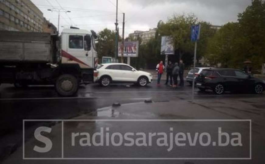 Kolaps u saobraćaju zbog lančanog sudara na Skenderiji