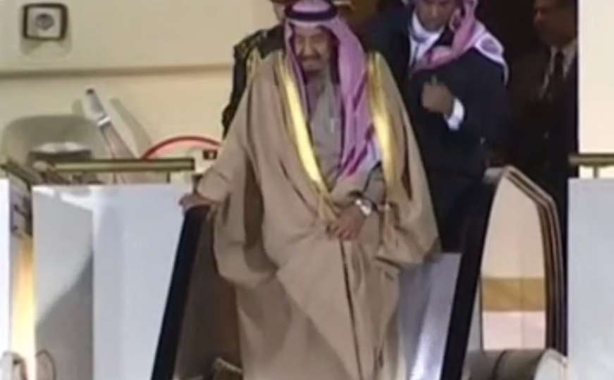 Saudijskom kralju se zaglavile zlatne stepenice