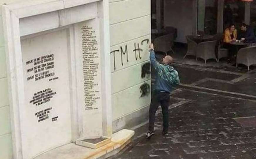 Sarajevski srednjoškolac oskrnavio spomenik ubijenoj tuzlanskoj mladosti