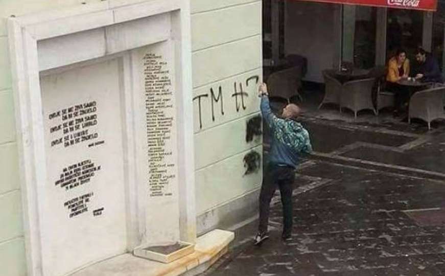 Skaka osudio vandalski čin na spomeniku Kapija u Tuzli