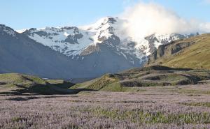 Prelazak zime u proljeće na ostrvu gejzira gdje ljudi vjeruju u vilenjake