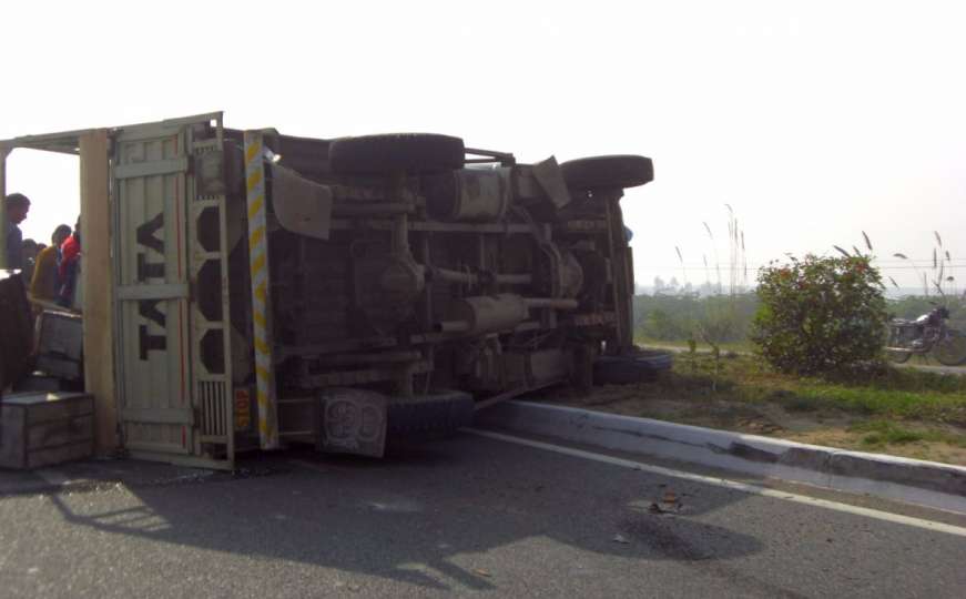 Saobraćajna nesreća kod Cazina, prevrnuli se kombi i kamion