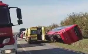 U sudaru sa automobilom prevrnuo se autobus pun djece, poginuo vozač
