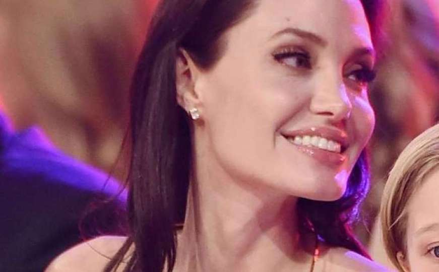 Angelina Jolie stigla na premijeru prekrivena "dekom"