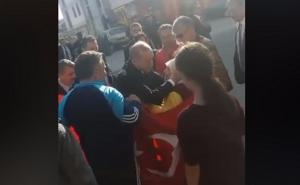 Novi Pazar: Erdogan zaustavio kolonu vozila kako bi starici poljubio ruku