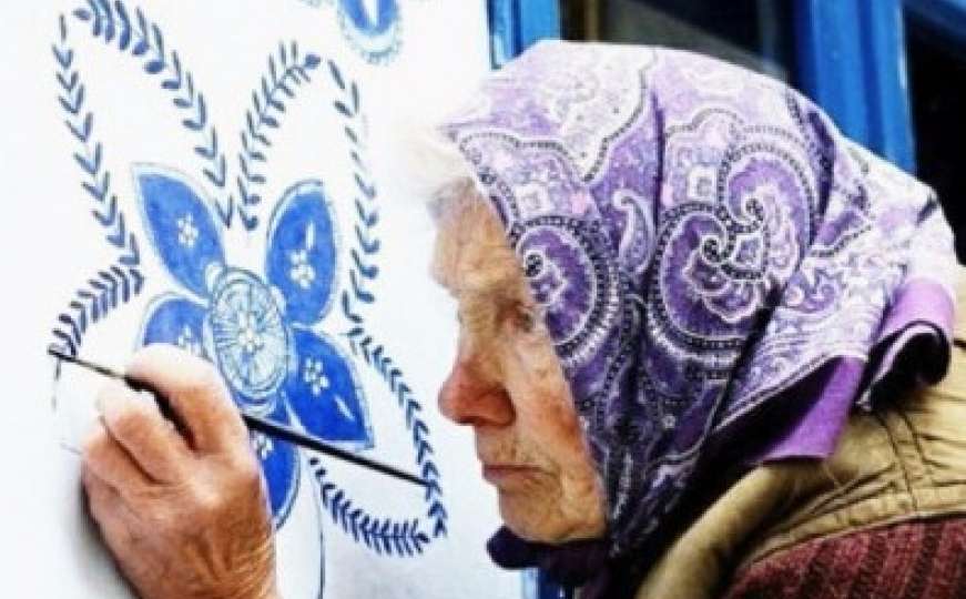 90-godišnja baka selo pretvorila u svoju umjetničku galeriju 