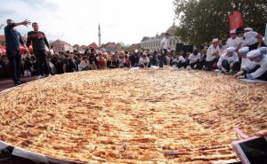 U Tuzli napravljen burek od 650 kilograma i porcija s 1.500 ćevapa 