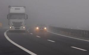 Gusta magla smanjuje vidljivost vozačima, brojne obustave saobraćaja