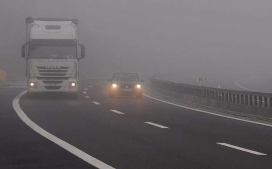 Gusta magla smanjuje vidljivost vozačima, brojne obustave saobraćaja