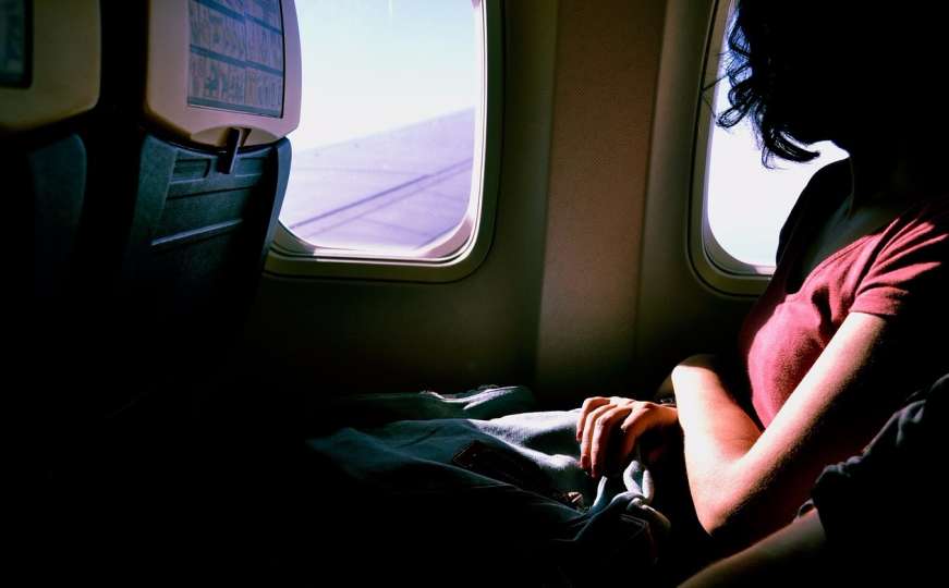 Bivša stjuardesa upozorava: Izbjegavajte seks, kafu i čaj u avionu -  Radiosarajevo.ba