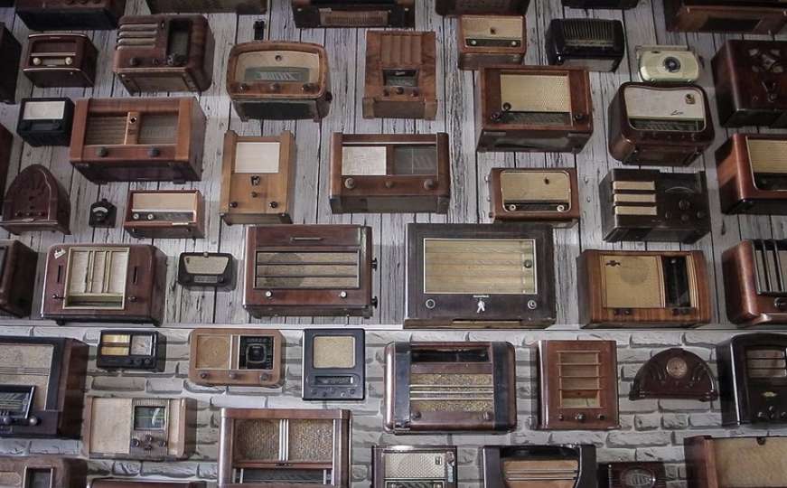 Banjalučanin vlasnik kolekcije od 500 drvenih radioaparata