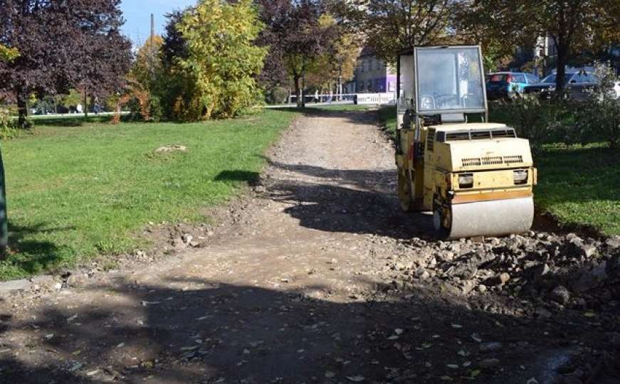 Započela obnova pješačkih staza u parku kod Druge gimnazije