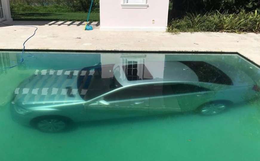 Bankaru bivša djevojka parkirala Mercedes u bazen