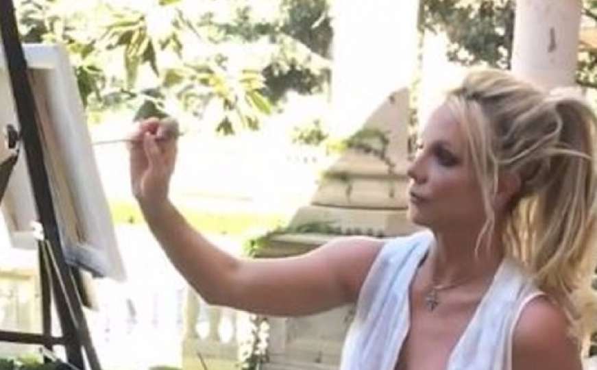 Renesansa Britney Spears: Uz Mozarta slika oskudno odjevena