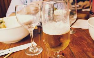 Uhapšena pijana Dobojka koja je čašom udarila gosta 