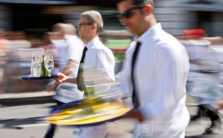 Održana tradicionalna utrka konobara u Buenos Airesu