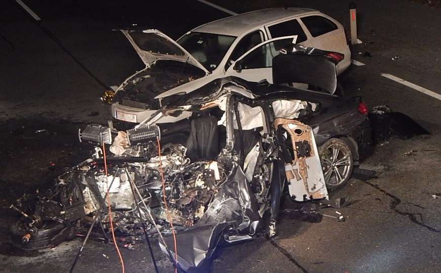 Bosanci se utrkivali na cesti: Brzinom od 180 km/h s BMW-om se zabio u drvo
