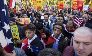 Ispred Bijele kuće održani protesti protiv Trumpove zabrane putovanja u SAD