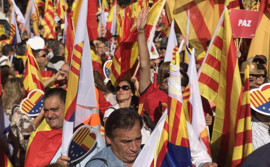 Pristalice nezavisnosti Katalonije u znak protesta podižu gotovinu iz banaka
