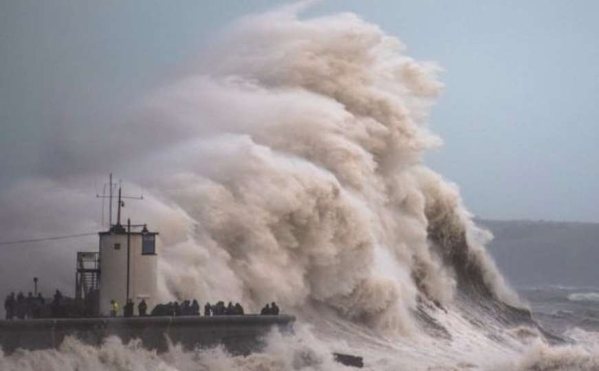Oluja Brian stigla do Irske i Velsa: Brzina vjetra i do 130 km/h