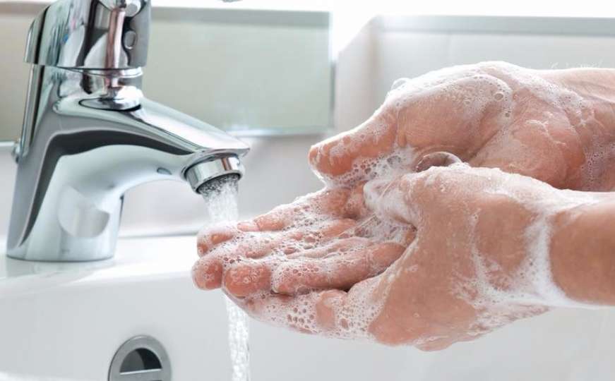 Ko češće pere ruke nakon WC-a, muškarci ili žene?