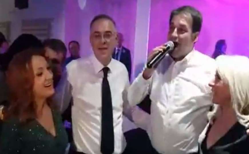 Pjevaju i naši političari: Govedarica i Pandurevićka se opustili na svadbi
