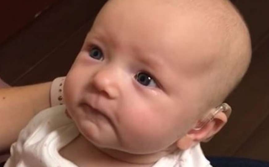 Cijeli svijet je rasplakala snimka bebe koja prvi put čuje glas svoje majke