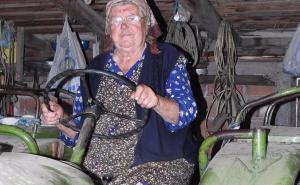Snažna baka: "Vozila sam traktor punih 40 godina i to kako bih preživjela"