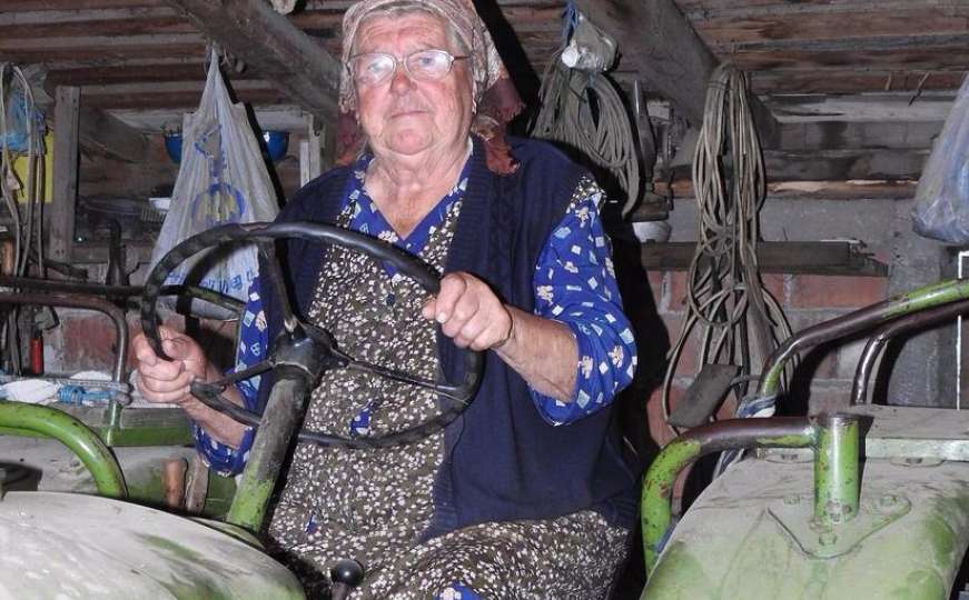 Snažna baka: "Vozila sam traktor punih 40 godina i to kako bih preživjela"
