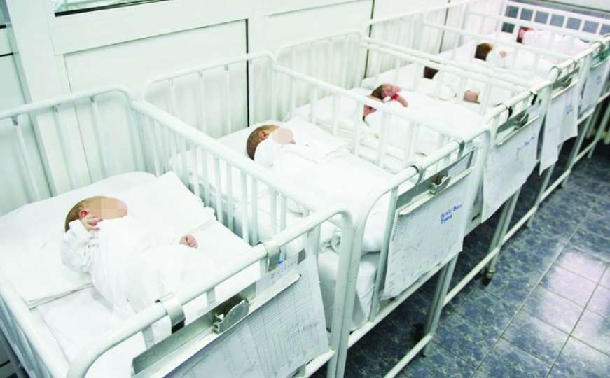 Roditelji očajni: Ko krade bebe iz porodilišta