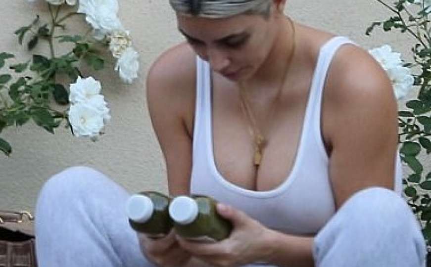 Ovo je rijetkost: Kim Kardashian bez šminke i u potkošulji 