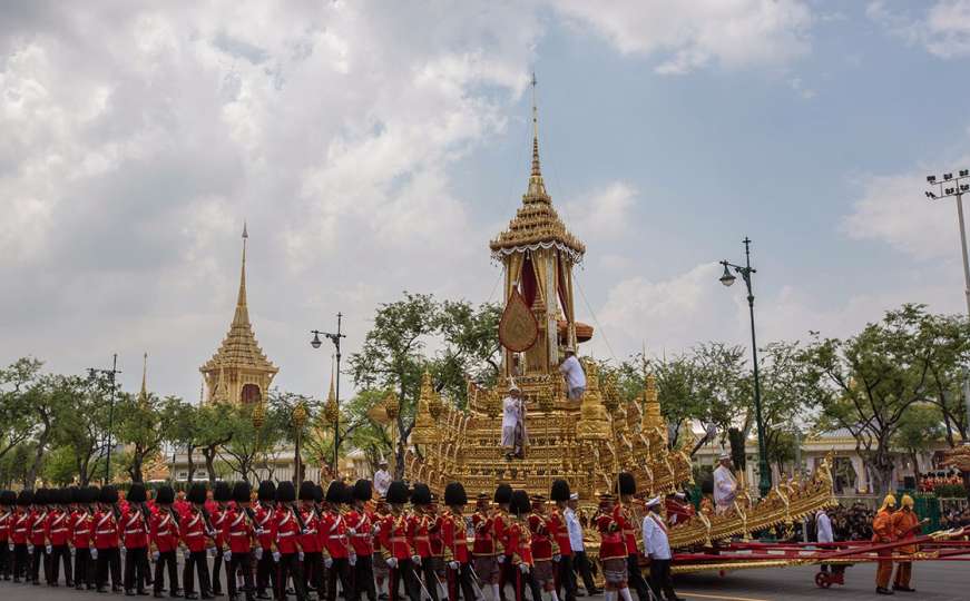 Nakon godine žalosti: Tajlanđani kremiraju kralja i "oca nacije"