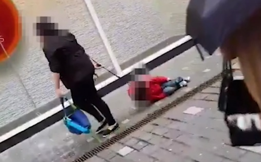 Žena snimljena kako na uzici vuče dijete po pločniku