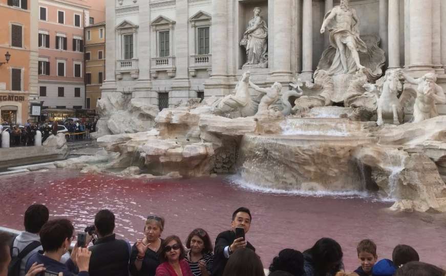 Zbog korupcije u gradu pocrvenila Trevi fontana u Rimu 