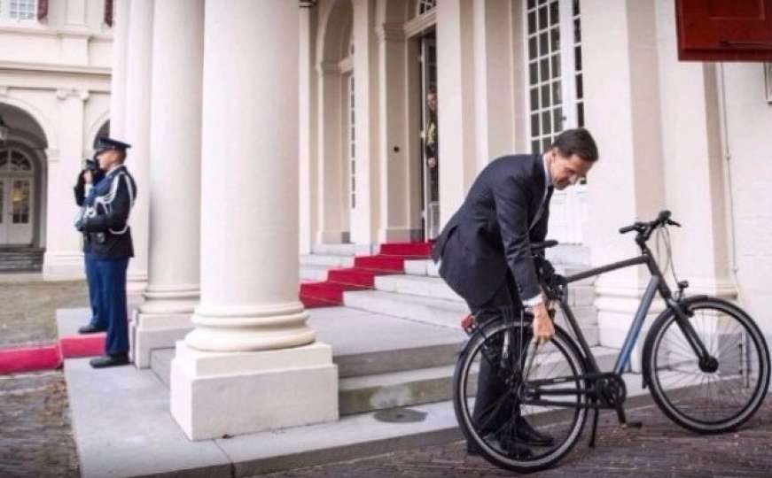 Premijer Holandije na biciklu ide na sastanak kod kralja